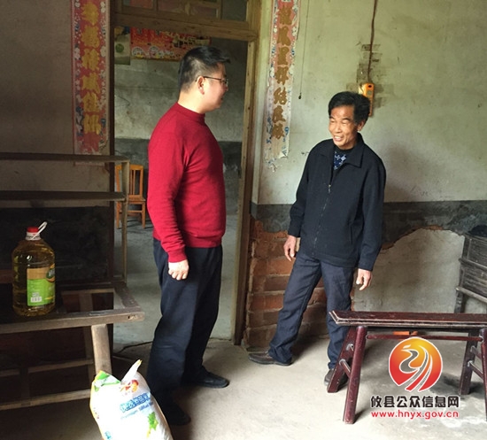 县编办深入江桥街道杨木港村开展精准扶贫工作