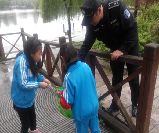 小手大手一起走 城市文明同前行