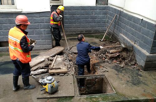 区城建局帮助居民解决下水道淤堵问题
