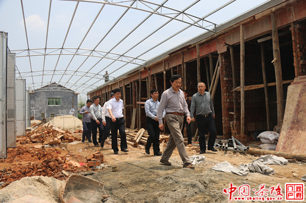 张雄深入石冲村就扶贫攻坚工作现场办公