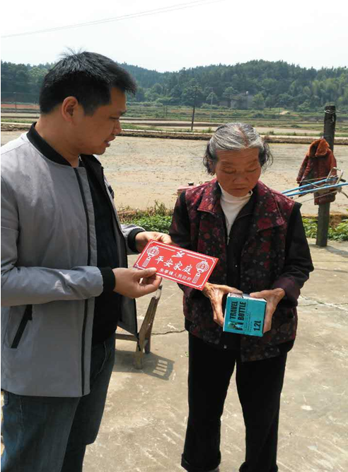 朱亭镇为“平安家庭”授牌工作