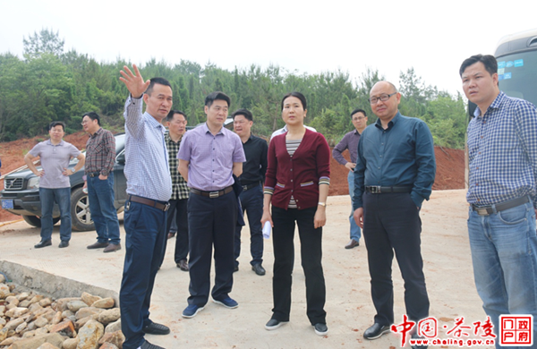 江小忠到龙华农牧现场办公