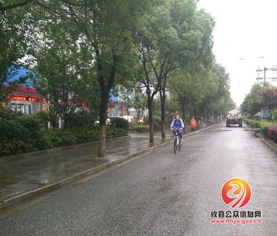 环卫工人连夜奋战，过水街道干净如初