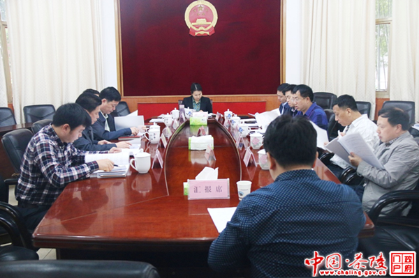 江小忠主持召开县政府常务会议