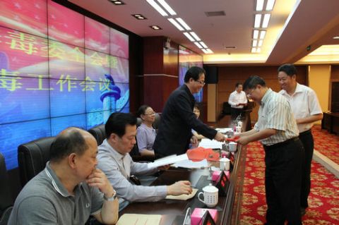 蔡溪、李晓葵同志出席市禁毒委全委会暨全市禁毒工作会议