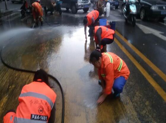 芦淞环卫紧急处理路面污染
