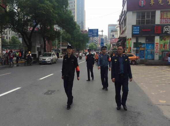 芦淞城管积极参与火车站周边非法运营整治行动