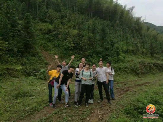 攸县国土资源局母亲节组织登山活动