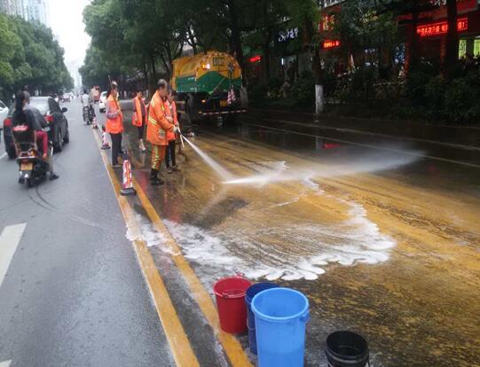 芦淞环卫紧急处理路面污染
