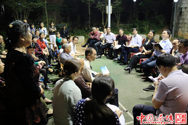 江小忠夜访炎帝社区解民忧