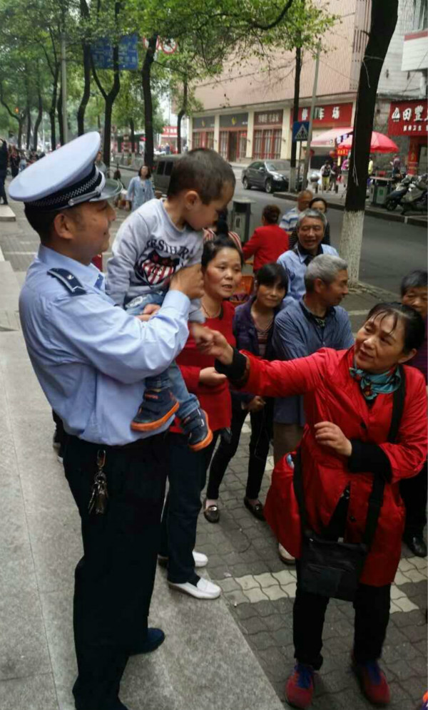 芦淞城管热心帮助走失小男孩找到家人