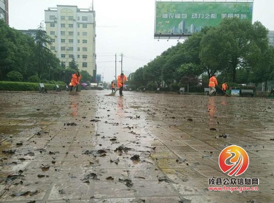 环卫工人连夜奋战，过水街道干净如初