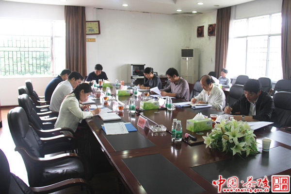 彭新军主持召开县委常委会议