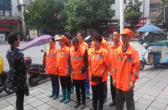 芦淞环卫突击检查路面卫生质量