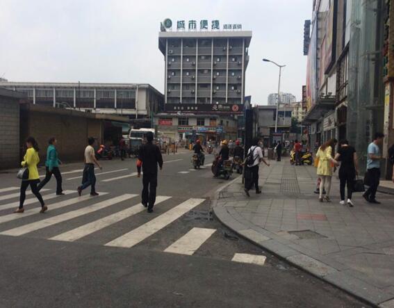 芦淞城管积极参与火车站周边非法运营整治行动