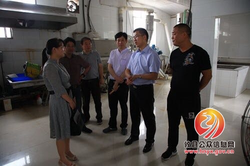 县委副书记、县长龚红果到县市场和质量监督管理局调研指导工作