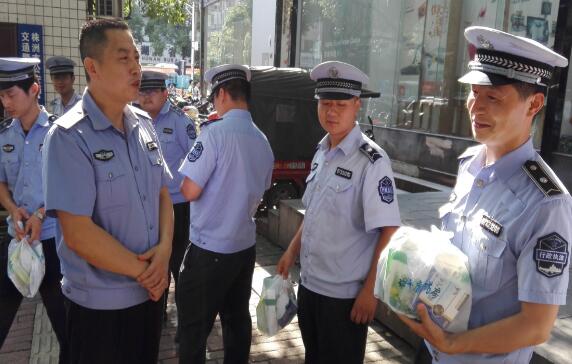 芦淞城管大队为一线执法队员发放防暑药品