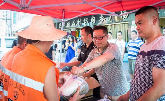 市场管理局慰问环卫工人