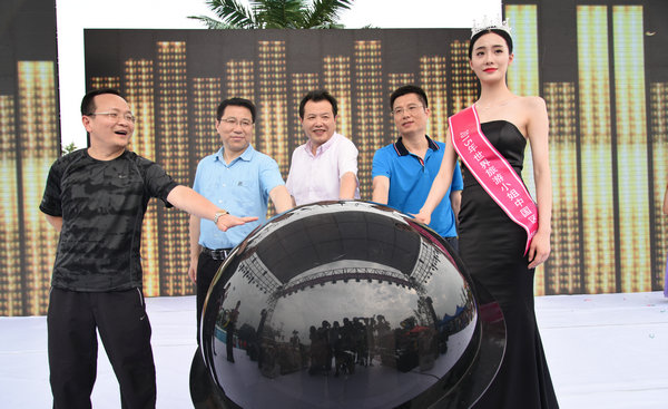 万人比基尼趴在云龙水上乐园启动