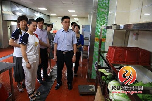 县委副书记、县长龚红果到县市场和质量监督管理局调研指导工作