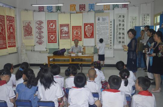 芦淞区第七届剪纸艺术节在金轮侨心学校举行