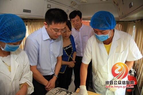 县委副书记、县长龚红果到县市场和质量监督管理局调研指导工作
