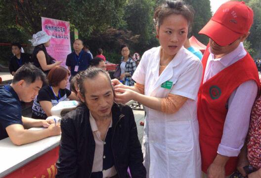 芦淞区开展捐赠助听器及助残服务进社区活动