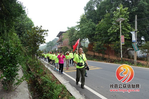 总工会重走红军路翻越界头山