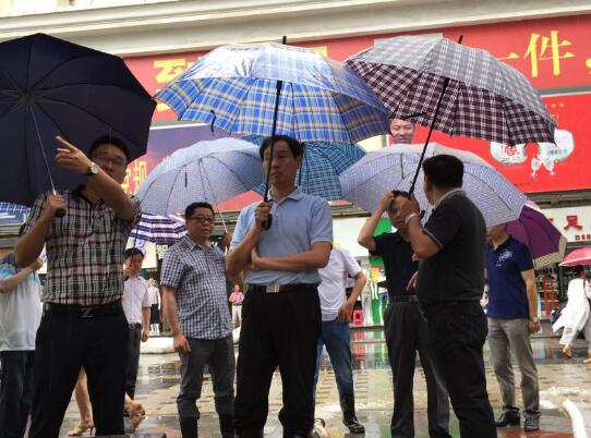 区长王建勇一行到建宁街道查看汛情