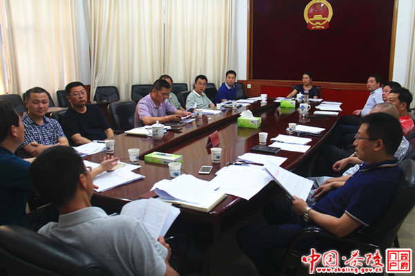 江小忠现场办公为企业排忧解难