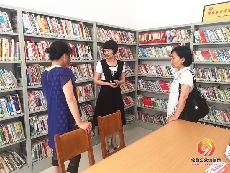 市妇联调研员谢逢娥来攸县考察“稻花香”读书会项目读书点