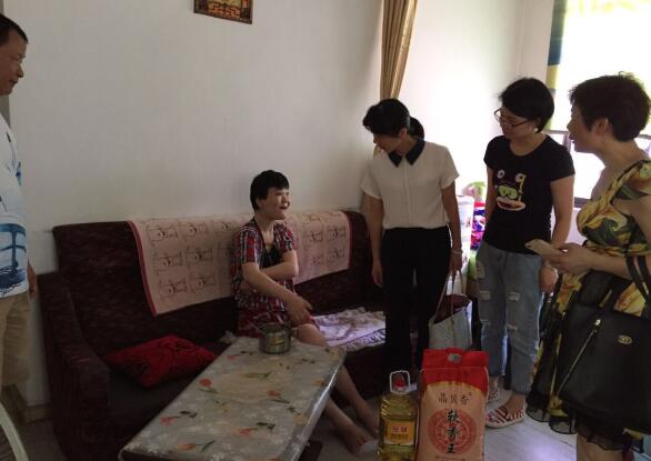 区慈善办慰问和谐家园特困党员