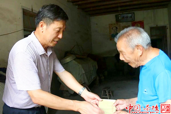 谭红日走访慰问困难党员