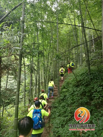 总工会重走红军路翻越界头山
