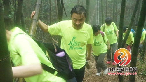 总工会重走红军路翻越界头山