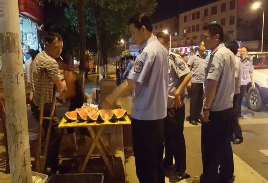 芦淞城管大队开展夜间市容专项整治行动