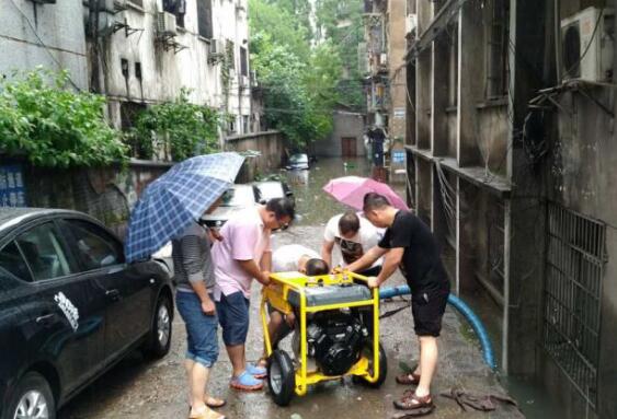 暴雨突袭，区城建局紧急出动防汛抢险