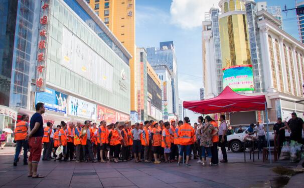 市场管理局慰问环卫工人