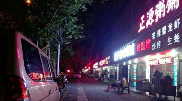 芦淞城管重拳整治夜市占道经营