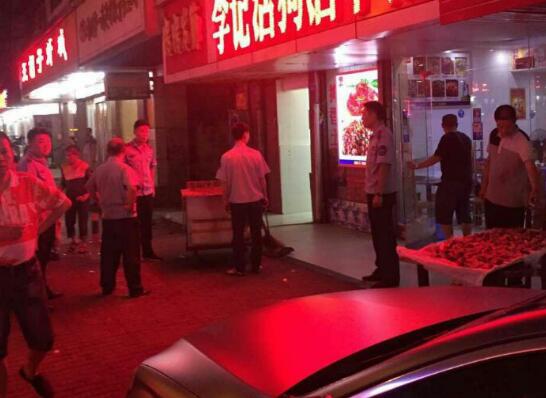 芦淞城管重拳整治夜市占道经营