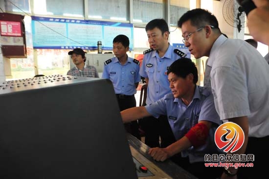 龚红果一行督查全县道路交通安全