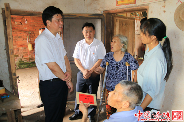 彭新军、江小忠看望慰问基层老党员