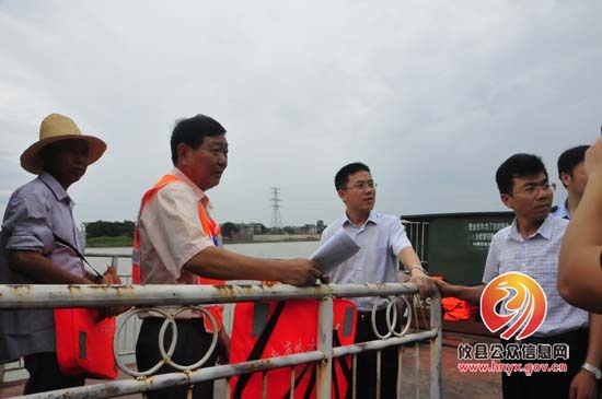 龚红果一行督查全县道路交通安全