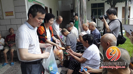 总工会携望云国际广场职工演唱队慰问老党员