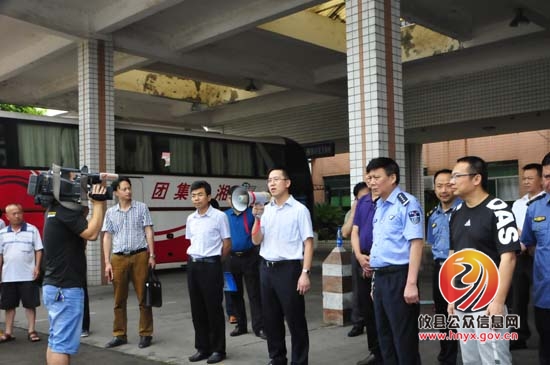 龚红果一行督查全县道路交通安全