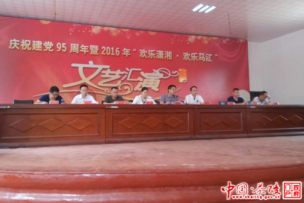 姜衡湘上党课并看望慰问老党员