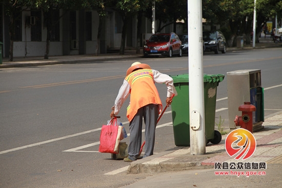 高温下的环卫工人