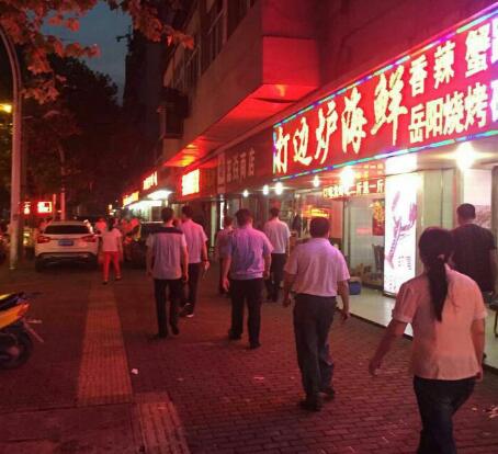 芦淞城管重拳整治夜市占道经营