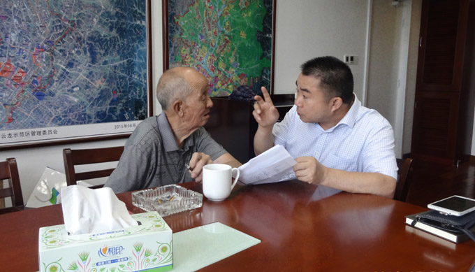蔡周良亲切接待来访群众