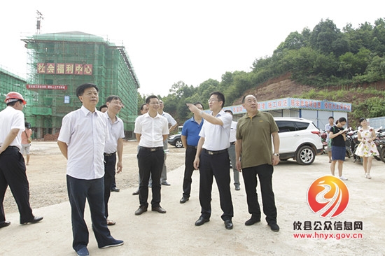 胡湘之、龚红果视察县福利中心项目建设情况